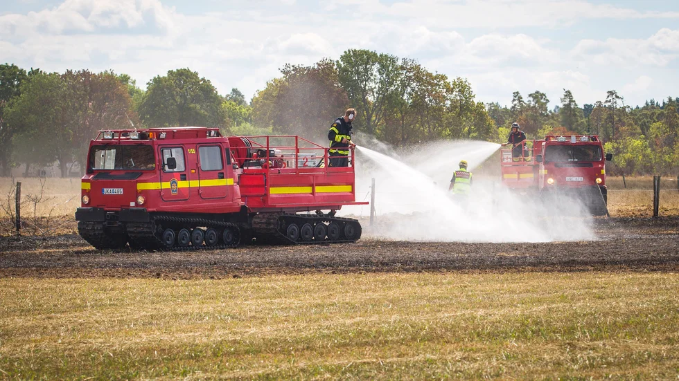 De två ombyggda bandvagnarna fungerar nu som terränggående brandbilar. Bilden är tagen vid ett tidigare tillfälle. 