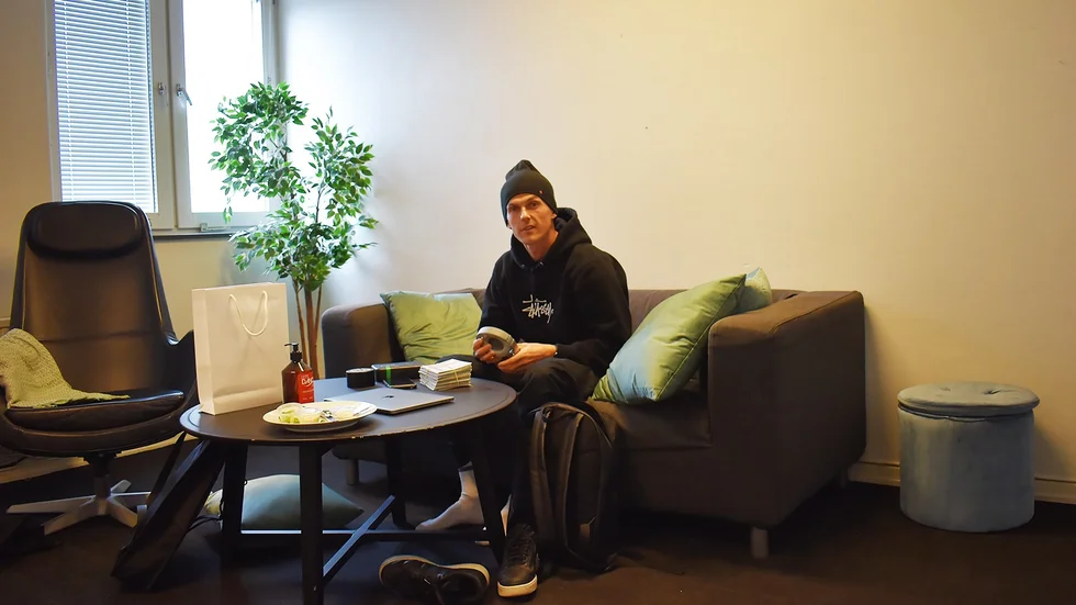David Lindgren laddar för en guidad tur i Let's Dance lokaler.