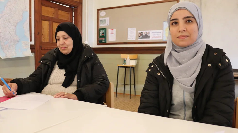 Sahar Mousa Ahmad och Amina Sharbajy lär sig mer om föräldraskap i Sverige på Folkhögskolan i Hemse.