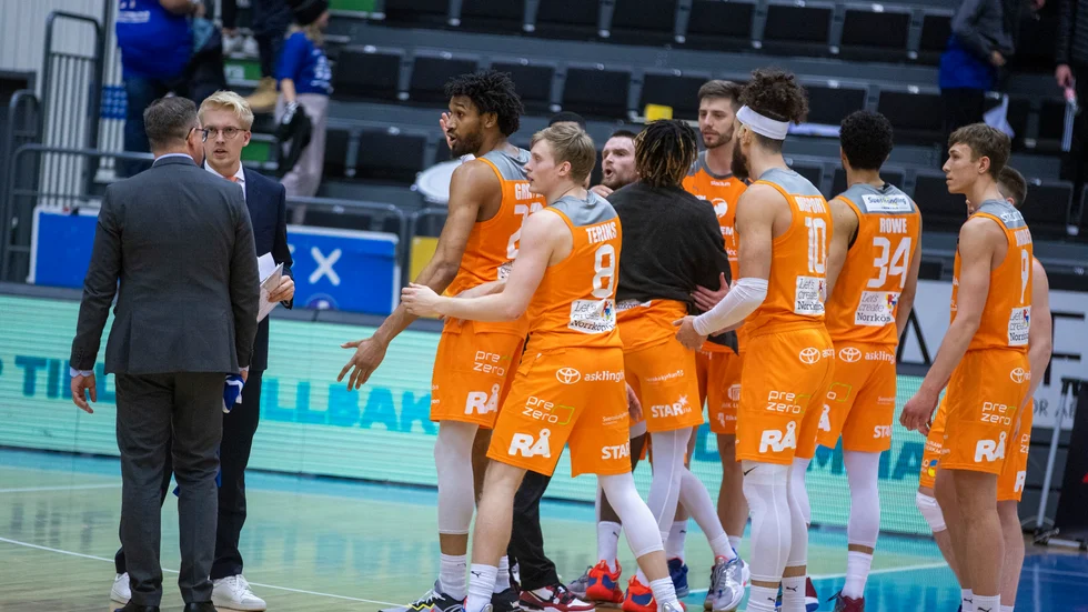 Spelarna i Norrköping Dolphins var upprörda efter deras seger mot BC Luleå i semfinal fyra där publiken kastat in korvpaket mot gästerna. "Jag hatar det här, de är fucking grisar. Jag avskyr sådant här man ska vara proffsig. Förlåt för mitt språk, sade Tim Schüberg till SBL play."