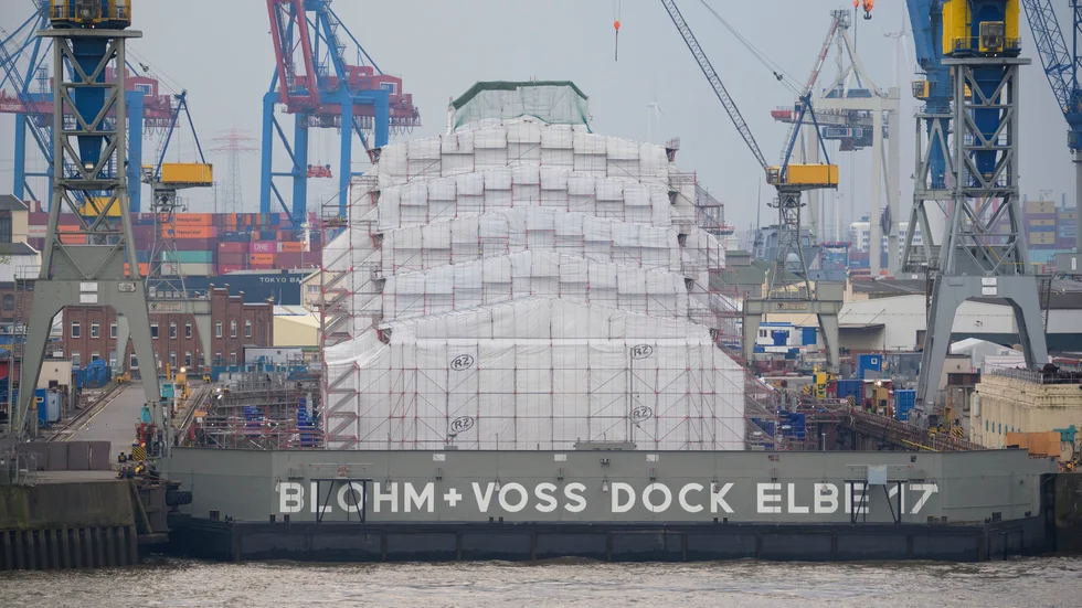 Lyxkryssaren Dilbar ligger i torrdocka i Hamburg. Arkivbild.