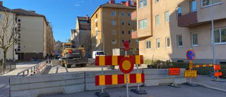 Centrala gatan fortsatt avstängd – kraftigt regn bakom förseningen
