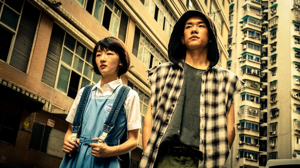 Chen Nian (Zhou Dongyu) utsätts för grov mobbning till dess att hon möter sin småfifflande riddare Xiao (Jackson Yee) i filmen "Beskyddaren".