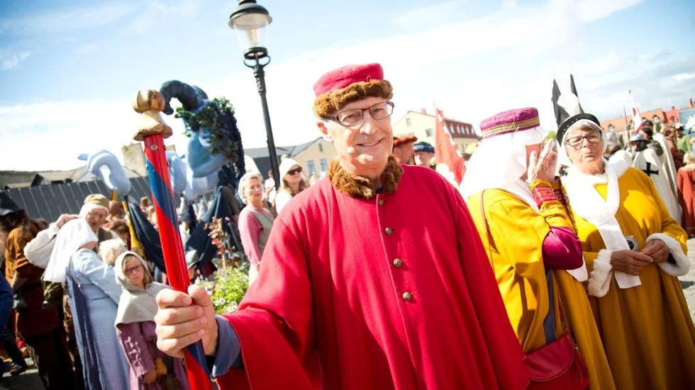 Gotlänningen tillika tidigare hovstallmästaren Mertil Melin har gått ur tiden. Här som Gotlands borgmästare under Medeltidsveckan 2016.