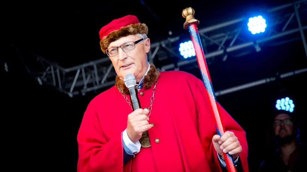 Röd. Tidigare hovstallmästaren Mertil Melin, kröntes till borgmästare Hans Röd.