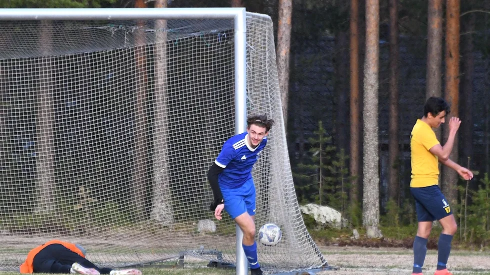 Ostvik/DIF:s Simon Grehn blev tvåmålsskytt i toppmötet.
