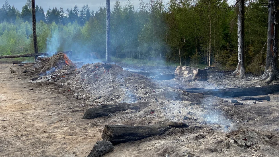Högarna som börjat brinna består av kraftigt virke. 
