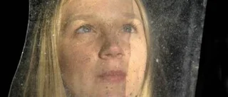 Jennie spelar med glasets motsättningar