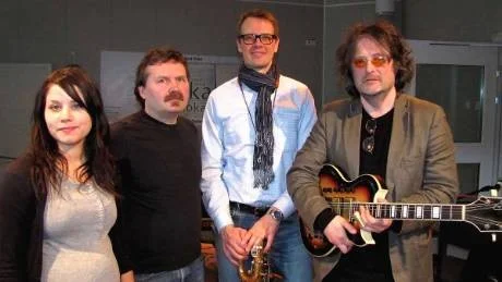 Fyra femtedelar av Ärvda strängar som uppträder på Jazzklubben på torsdag kväll, Linn Klintberg, Örjan Klintberg, Jonas Granberg och Peder af Ugglas.foto: Henrik Wallenius/SR Gotland