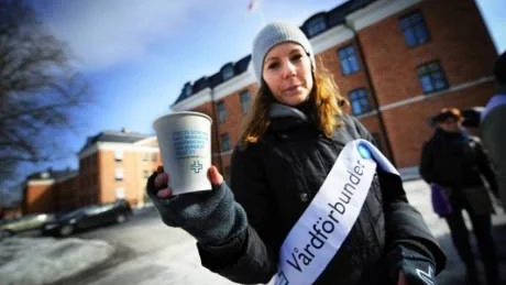 Linda Eklund från Vårdförbundet bjöd politikerna på kaffe inför regionfullmäktiges sammanträde. Ledamöterna fick en stor mugg - men bara fylld till hälften, vilket var ett sätt att visa att det fattas något.