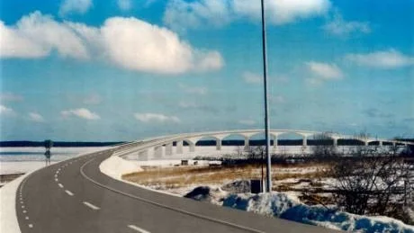 Vision. Så här tänkte sig Vägverket att en bro till Fårö skulle se ut. Verket gjorde en omfattande utredning 1996 och kom fram till att en bro är samhällsekonomiskt lönsam. Men när Fåröborna sade nej så föll projektet.montage: vägverket