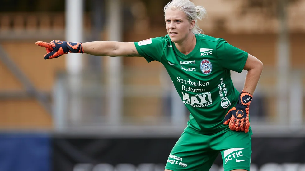 Eskilstunas målvakt Emelie Lundberg släppte in tre mål, varav en frispark från Kif Örebros planhalva, i den damallsvenska premiären. Arkivbild.