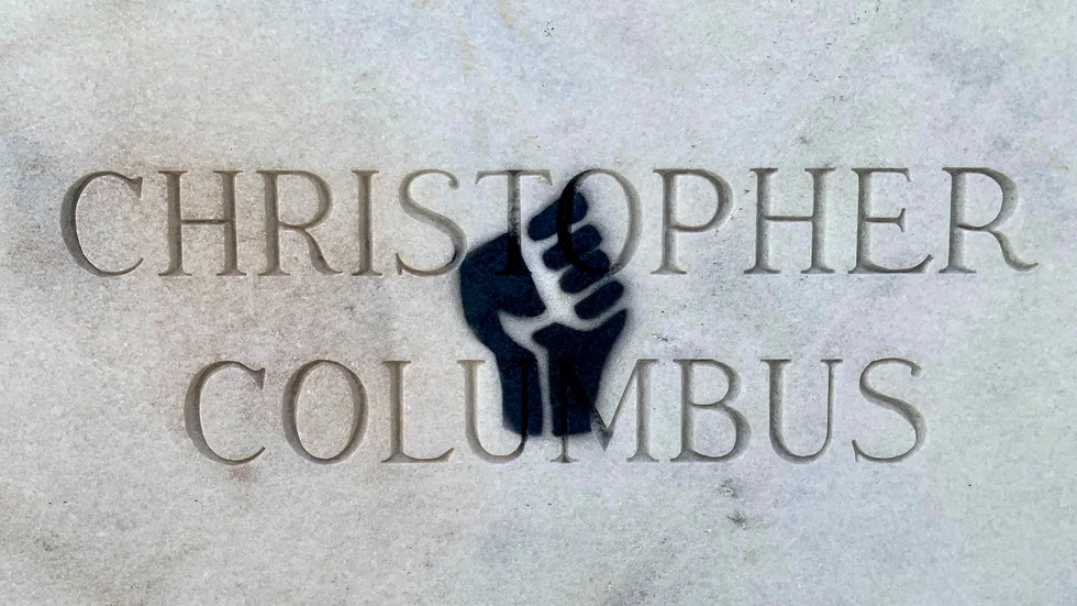 Debatten om Kristofer Columbus har tagit ny fart i USA. Bild från ett monument med graffiti i Tampa, Florida.