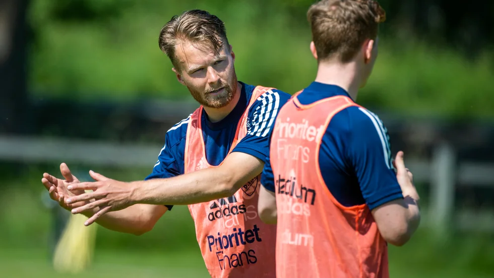 Småjusteringar räcker för att få ordning på regerande mästarlaget Djurgårdens spel, det säger mittbacken Jacob Une Larsson.