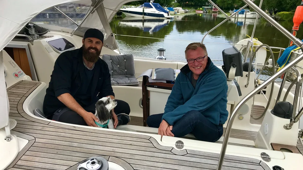 Storseglarna Robin Petersen och Lars Landén har lagt till i hamnen med varsin båt. Egentligen skulle de vara ute på stora äventyr just nu på varsitt håll, men corona satte stopp för planerna.