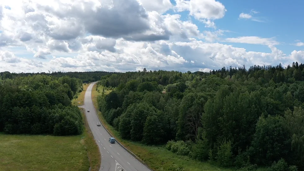 Inte bara Tjustbanan, utan även väg 35, är en viktig länk i kedjan när det gäller att kunna bo och leva i norra länet, skriver debattören.