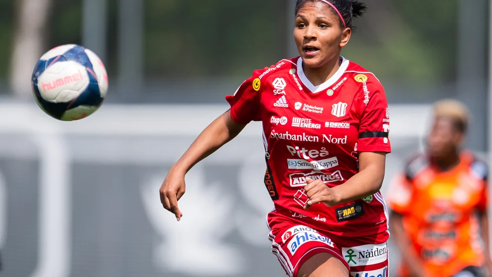 Madelen Janogy var med och mjukade upp en stund på Piteås träning fredag.