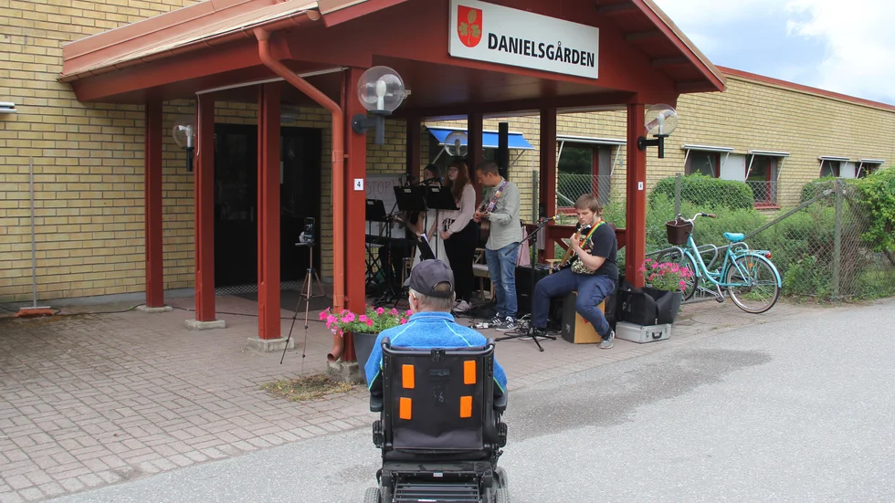De fyra ungdomarna Abby Hillbom,  Emma Johansson, Lovisa Klingfors och Elias Lindqvist sommarjobbar på kulturskolan och ingår i sommarlovsbandet som spelar på äldreboenden i Tierps kommun.