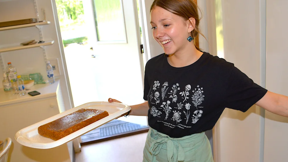 Lykke Rixman förbereder morotskakan inför premiären av Green Fika.