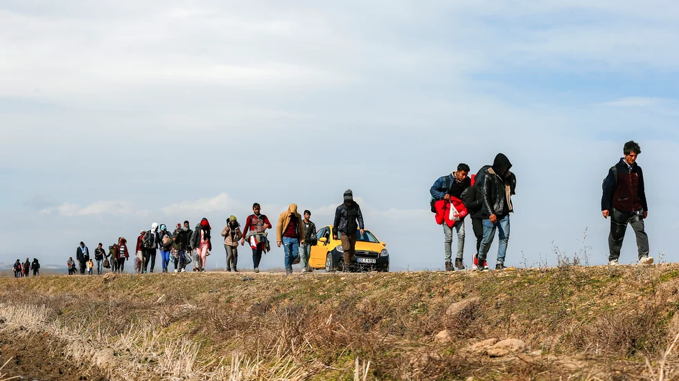 Mars 2020; en grupp flytktingar närmar sig den grekiska gränsen vid Edirne i Turkiet.