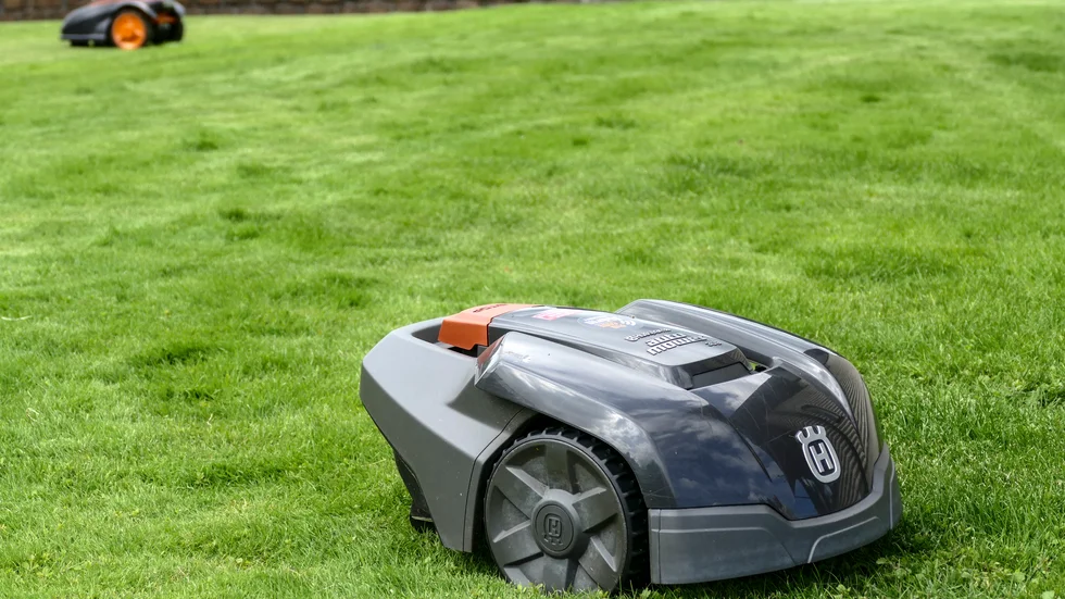 Näst efter tv-apparaten ligger robotgräsklipparen i topp när det kommer till hemelektronik som skadas i samband med blixtnedslag. Detta baserat på antal anmälningar till försäkringsbolaget Folksam.