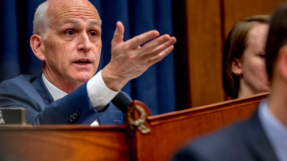 Demokraten Adam Smith i det amerikanska representanthuset säger att president Donald Trump borde känna till uppgifter om ryska skottpengar i Afghanistan. Arkivbild.