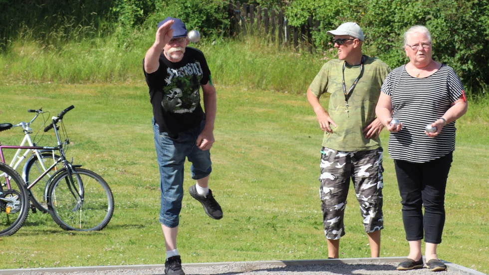 Jan-Erik Wall visar sin stil i ett boule-kast.