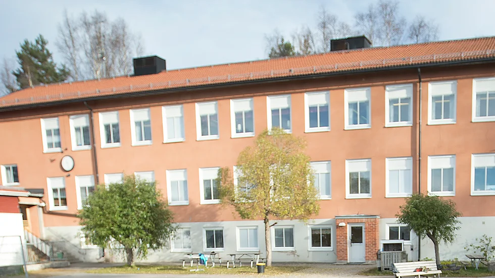 Bredåkers byaförening överklagar kommunens beslut att riva skolbyggnaden. 