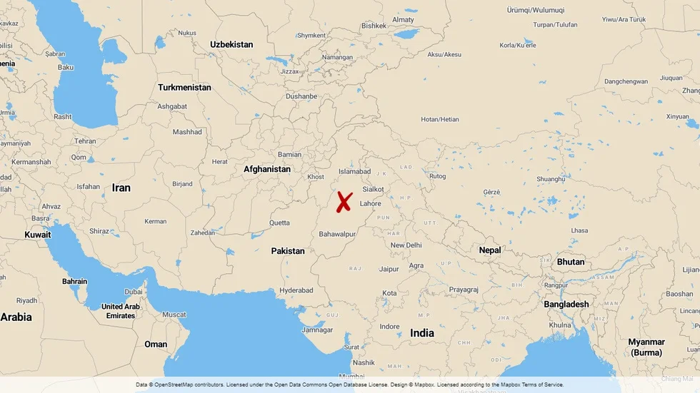 Minst 19 sikhiska pilgrimer, alla från samma släkt, dödades när det fordon de färdades i blev påkört av ett tåg i östra Pakistan.