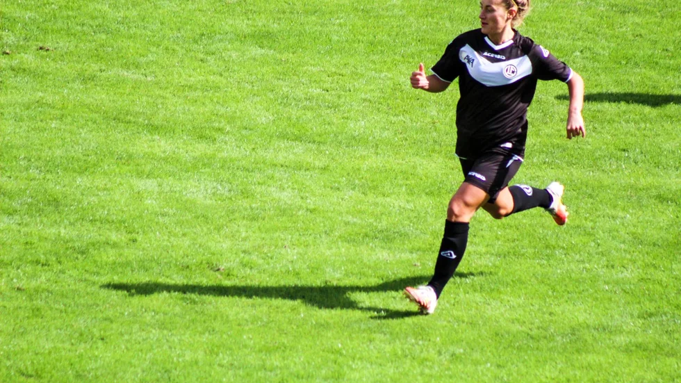 Hanna Sjöström på språng för FC Lugano. 