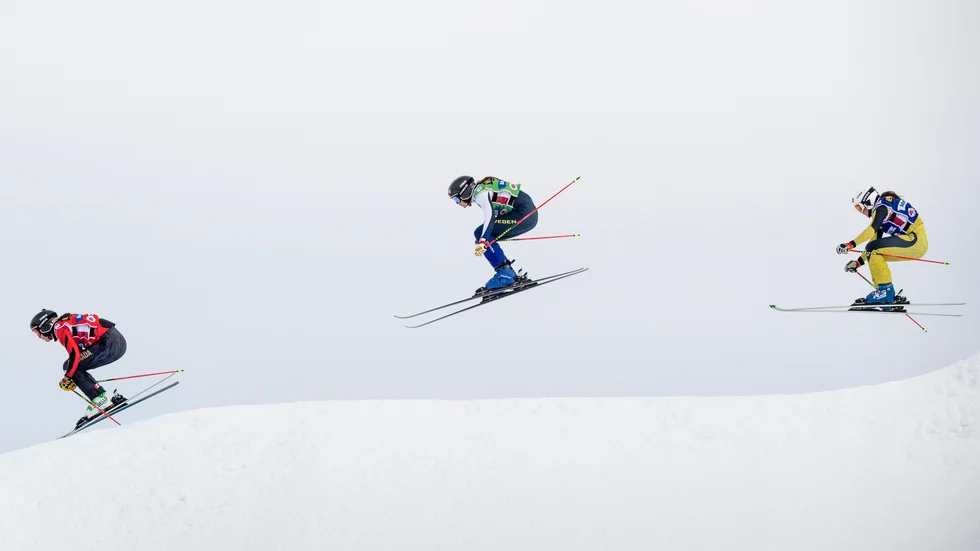 Alexandra Edebo, i mitten, blev bästa svensk i Val Thorens skicrosstävling. Arkivbild.