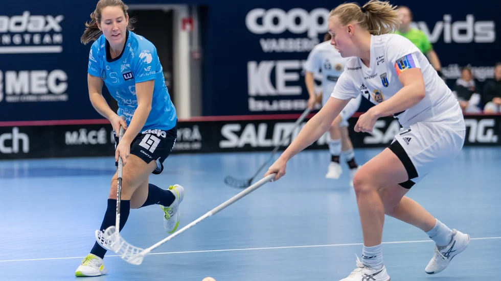 Sirius lagkapten Klara Molin (t h) i en match mot Warberg i höstas. Nu är både Molin och Sirius på väg mot en kanonsäsong. På lördagen kommer Nacka till IFU Arena.