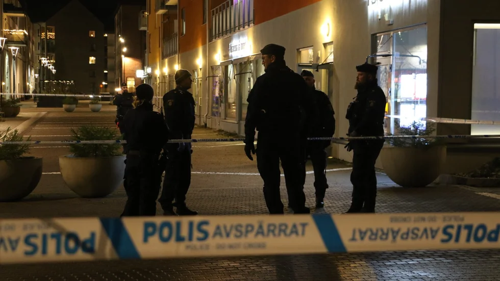 Polisen har satt upp avspärrningar i centrala Knivsta.
