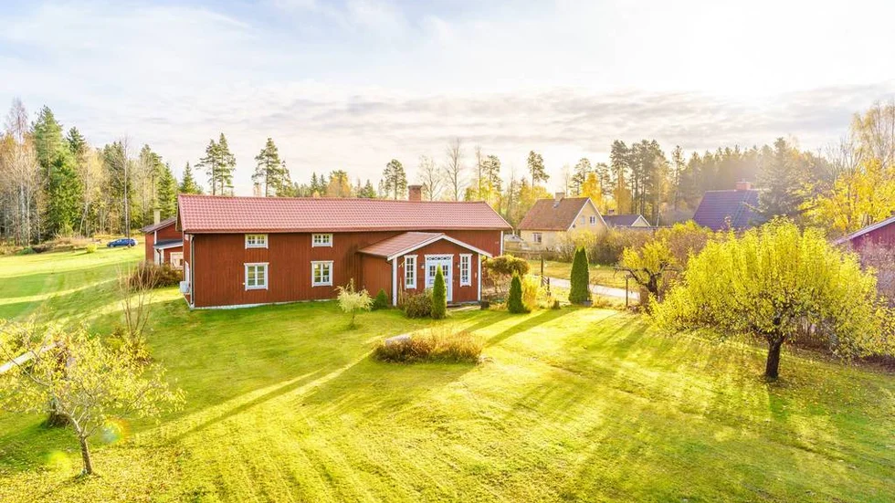  Huset, som ligger i Älvkarleby, är perfekt för den kreativa eftersom ett påbörjat renoveringsprojekt måste slutföras. 