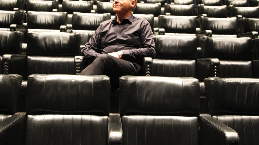 Jan Göransson tar plats i Filminstitutets egen biosalong med de klassiska, svarta skinnfåtöljerna.