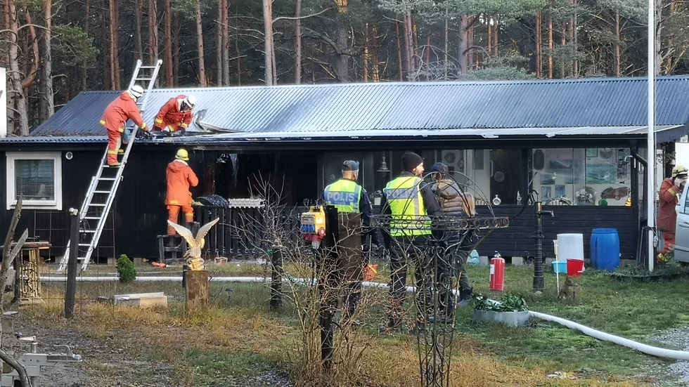 Branden började i ett utekök på en altan. Efter att ha släckt branden kontrollerade räddningstjänsten att elden inte spridit sig.