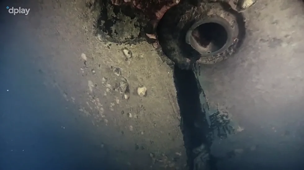 Dokumentärserien från Discovery visar ett hål i skrovet på fartyget.