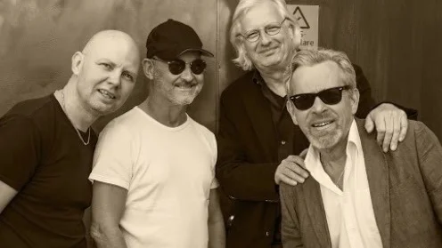 Blues Friends består av Håkan Jansson, trummor, Thomas Arnesen, sång/gitarr, Per Eriksson, bas, och Pelle Nelander sång/piano/munspel.