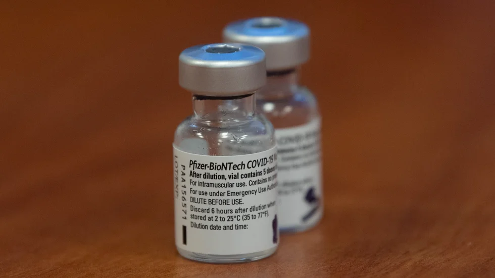 Tomma behållare av Pfizer-Biontech-vaccinet. Arkivbild.