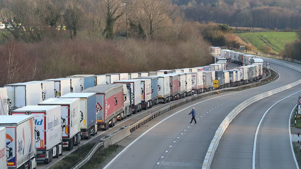 Tusentals lastbilar står uppställda längs motorvägen M20 i grevskapet Kent i väntan på att få åka över till Frankrike.