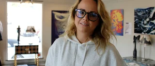 Ställer ut för första gången: "Allt från skräp till vattenpölar"