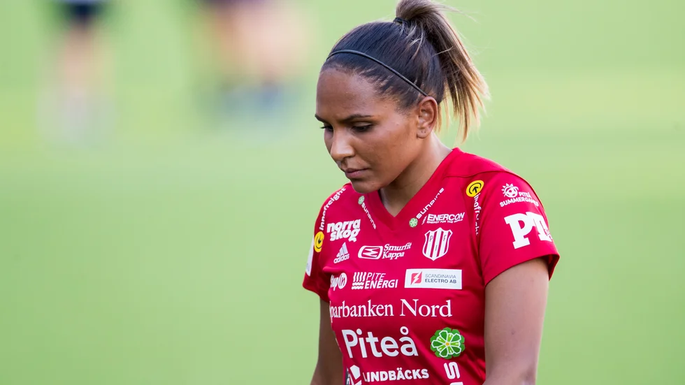 Madelen Janogy har hittat målformen i Piteå IF, men utanför planen fortsätter kampen mot psykisk ohälsa. "Det är en lång resa kvar", säger hon. (Arkivbild)