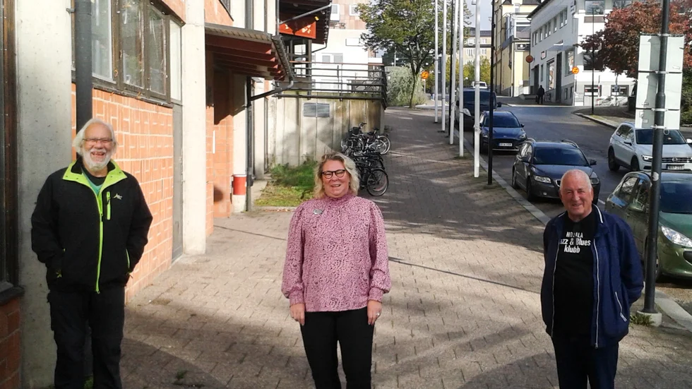 Håkan Franzén (till vänster) och Åke Lindberg (till höger) från Motala Jazz - och Bluesklubb flankerar Jessica Björk, vd för Motala Folkets Hus.  De siktar nu alla mot höstens jazz- och bluessäsong.

