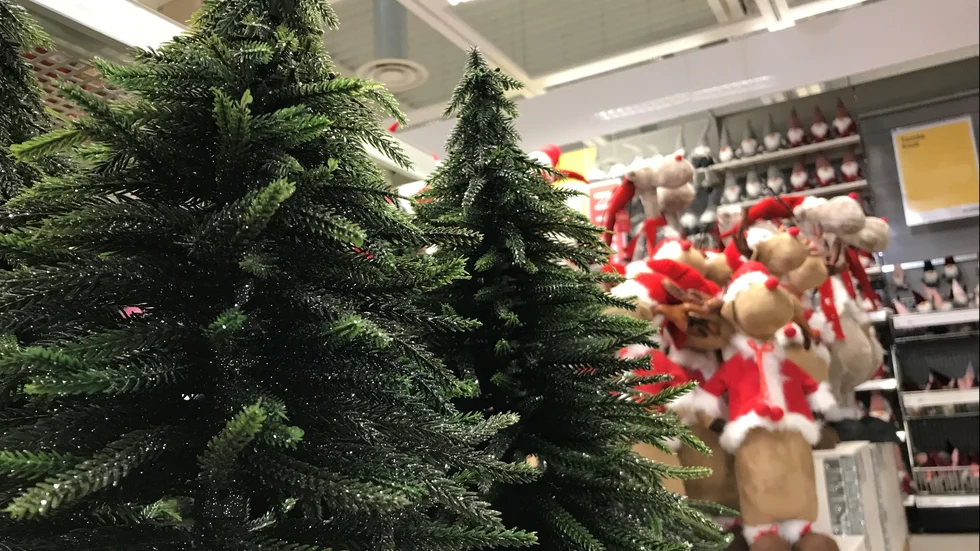 Det är redan julpyntat i affärerna.