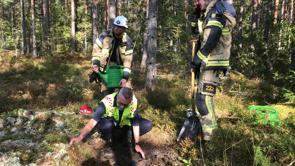 Räddningsledare Roger Carlsson konstaterar att man fått bukt med branden.