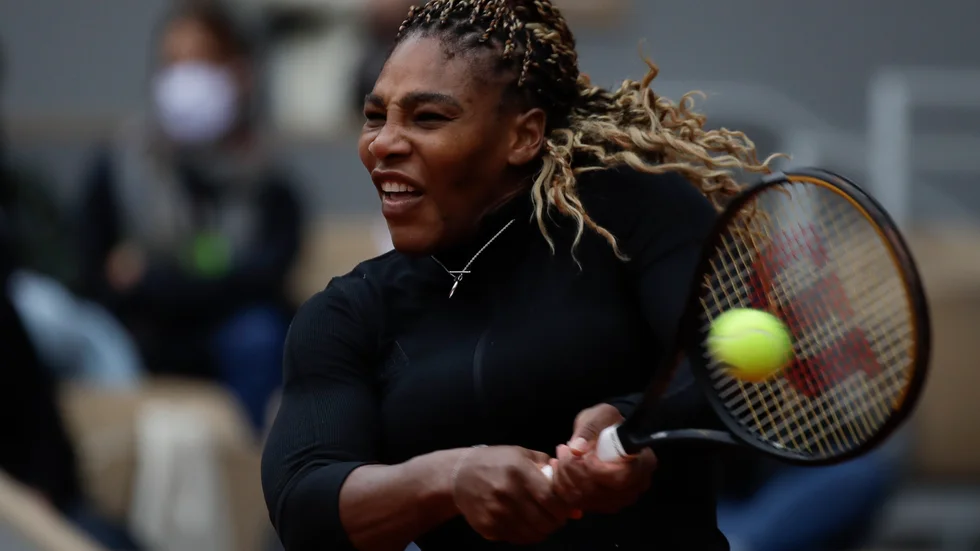 Serena Williams under sin första match – som också blev den sista i årets Franska mästerskapen.