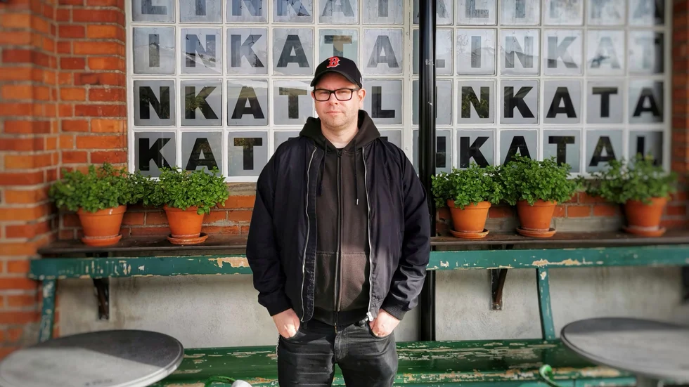 Erik Sjölander, bokningsansvarig på Katalin anser att det är nödvändigt att de nya restriktionerna följs av krisstöd till scenkonsten.