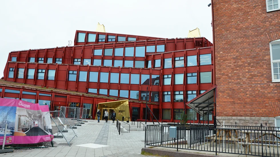 Två konsulter som kommunen anlitat har kunnat konstatera att det finns sättningar i Kunskapsskolan, något som kommer att påverka livslängden för byggnaden om man inte åtgärdar felet. 