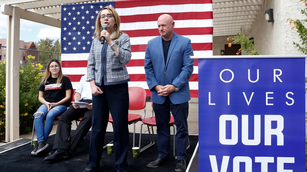 Den före detta representanthusledamoten Gabrielle Giffords, som skadades svårt vid ett mordförsök 2011, med sin man Mark Kelly – senatskandidat i Arizona – i bakgrunden. Arkivbild.
