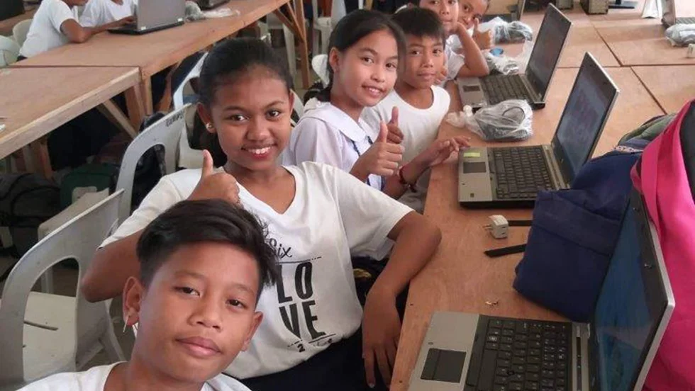 Koneo skeppade nyligen ett 30-tal datorer till en liten skola i en by som heter Cardona utanför Manila i Filippinerna.
